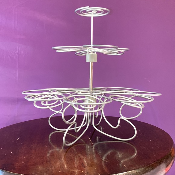 Three tiered cupcake stand - Picture 3 of 5